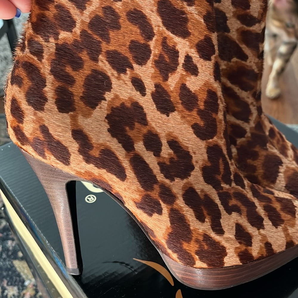 NWOB - Steve Madden leopard booties! - Picture 2 of 4